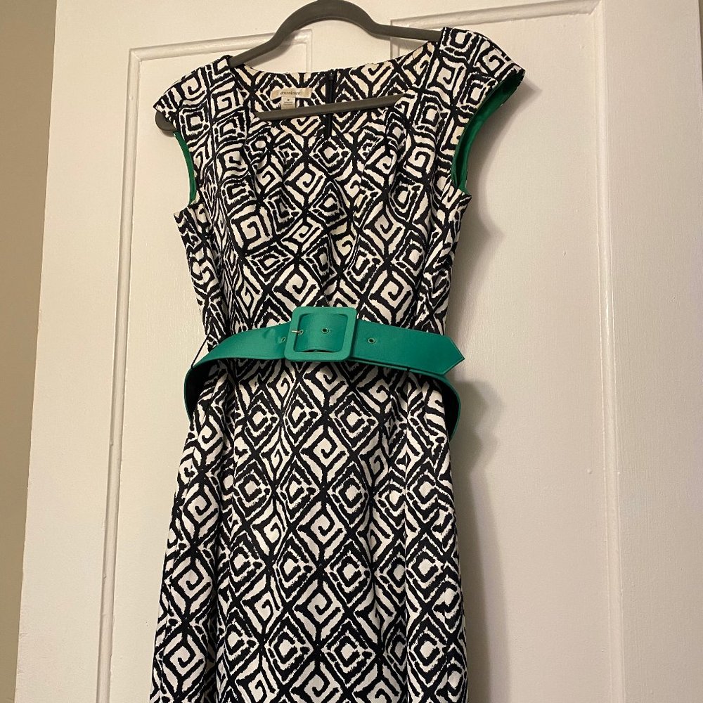 Dress-barn knee length white and black dress: size 8
